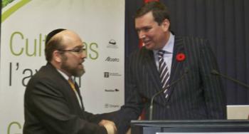 Vaad Ha’ir executive director Rabbi Saul Emanuel, left, thanks Industry Minister Christian Paradis.